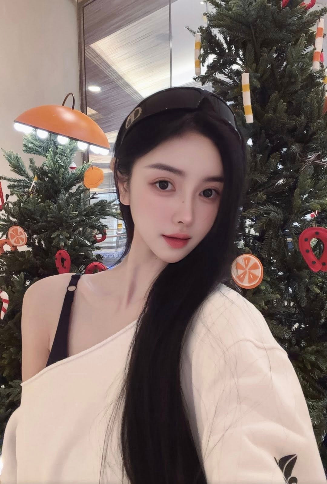 Hiện tại, Khánh Ly có 116.000 người theo dõi trên Facebook và con số này ở Instagram là 46.000. Các con số này được dự đoán sẽ tăng lên khi từ khóa tìm kiếm liên quan đến mỹ nhân này đang lọt tìm kiếm phổ biến.