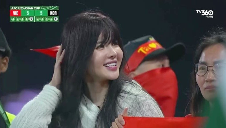 Khoảnh khắc được ghi lại đúng lúc trận đấu đang diễn ra kịch tính, góp thêm năng lượng cho khán đài.