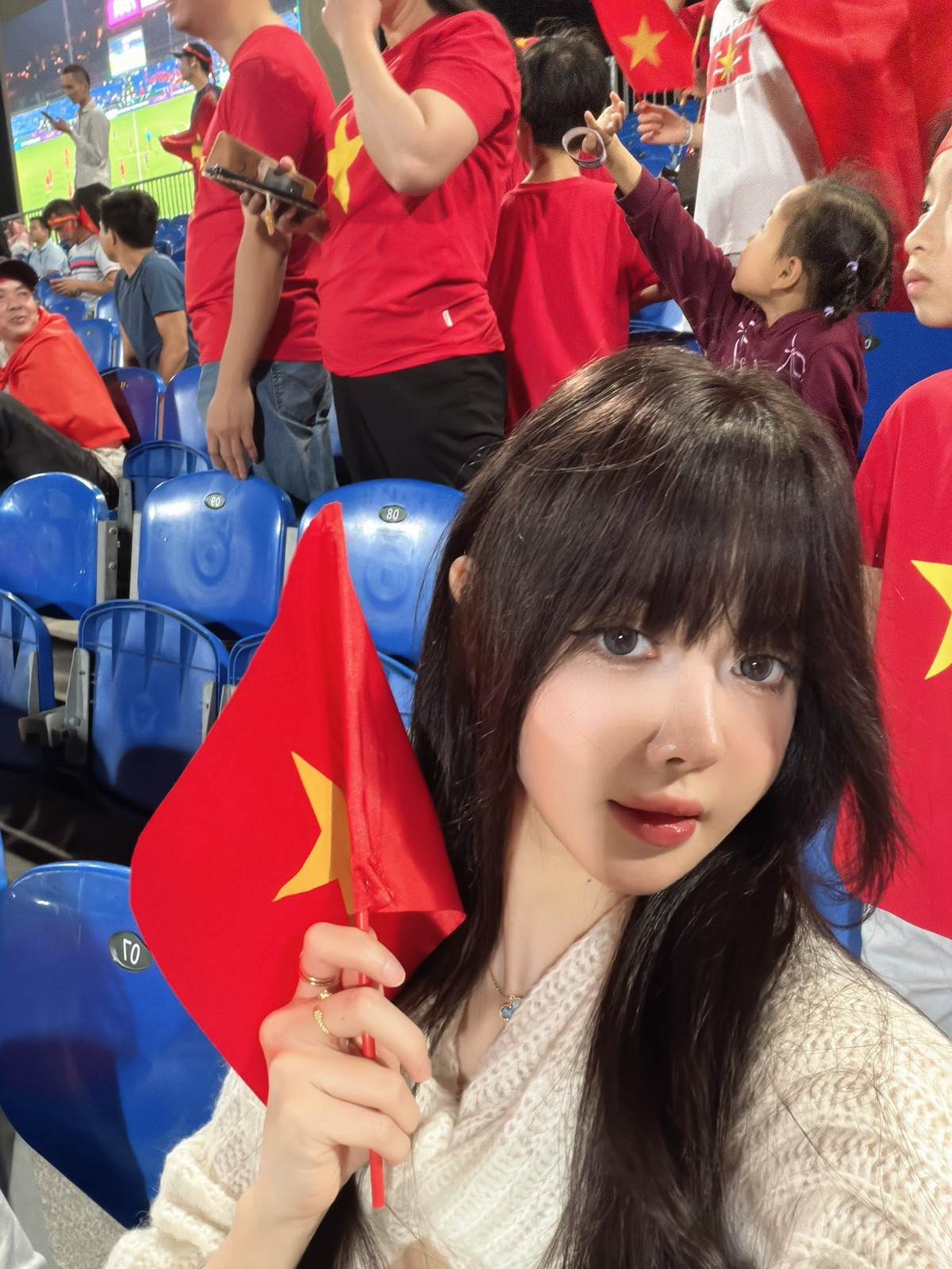 Phần lớn ý kiến khen xinh và nhận xét cô nàng có nét giống những mỹ nhân Vbiz đình đám như Thiều Bảo Trâm, Diệp Lâm Anh,...