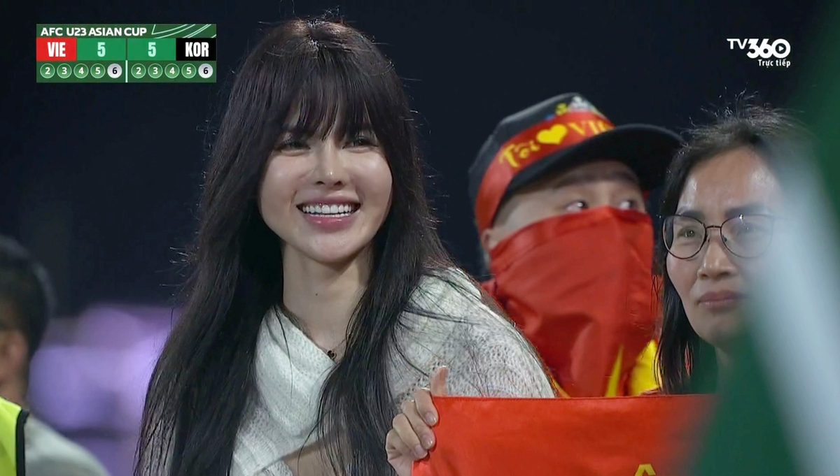 Dù chỉ để tóc đen dài, gương mặt trang điểm đơn giản nhưng càng củng cố nhan sắc xinh đẹp.