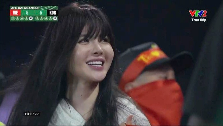 Cụ thể, nữ CĐV Việt Nam được camera lia đến cận cảnh ở loạt đá penalty cuối trận đấu. Cô nàng gây ấn tượng với diện mạo ưa nhìn, gương mặt sáng và nụ cười rạng rỡ nổi bật giữa không khí căng thẳng của trận đấu.