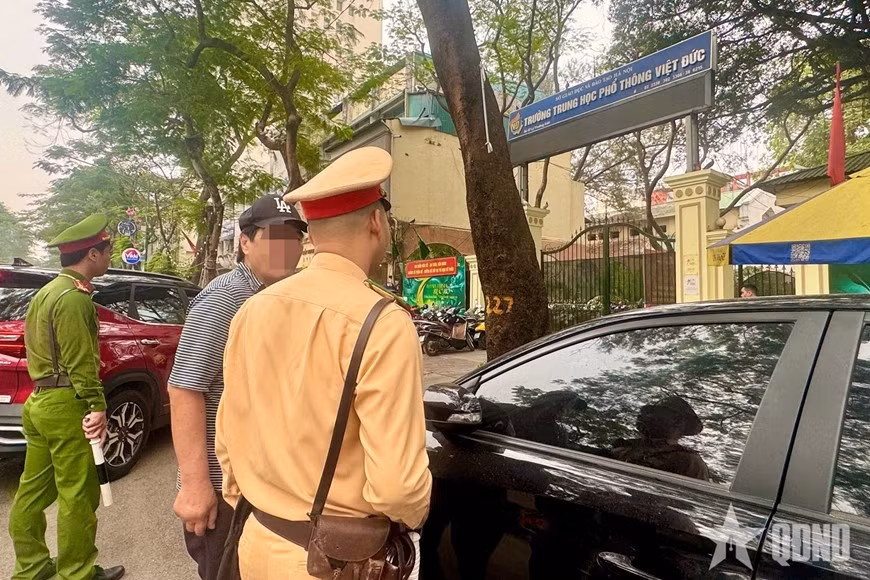 Cảnh sát kiểm tra, xử lý các vi phạm trật tự an toàn giao thông, trật tự đô thị tại khu vực cổng trường học, sáng 6-4.