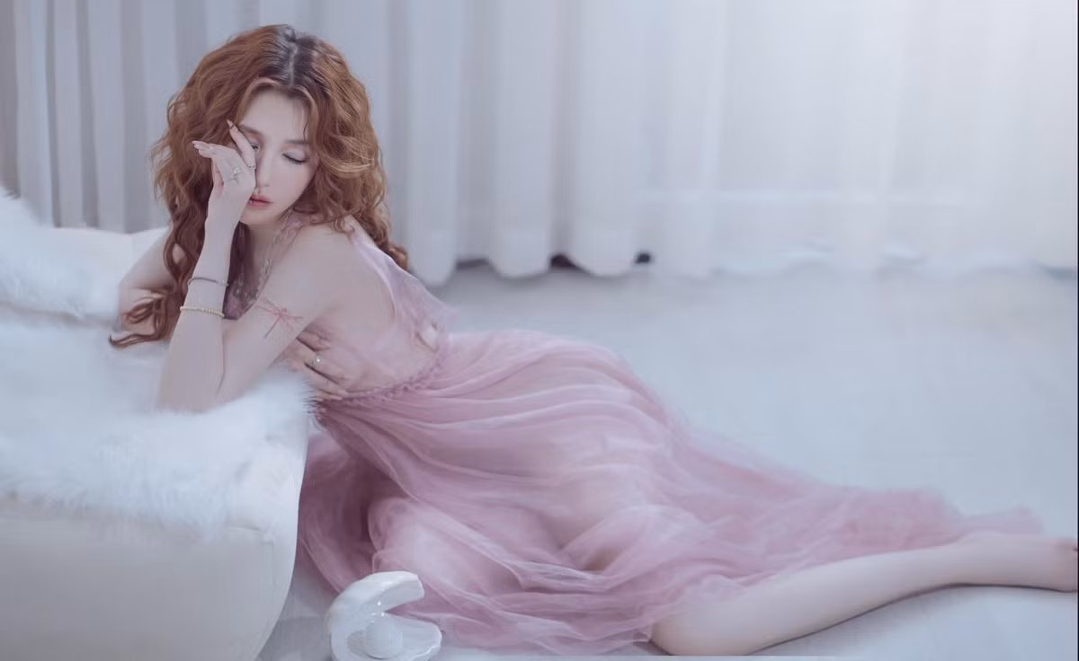 Việc Elly Trần vẫn giữ được sức hút mạnh mẽ sau nhiều năm, bất chấp việc đã làm mẹ và gần U50, đã chứng minh rằng phong độ đỉnh cao chưa hề giảm sút. Ảnh sử dụng trong bài: Instagram nhân vật.