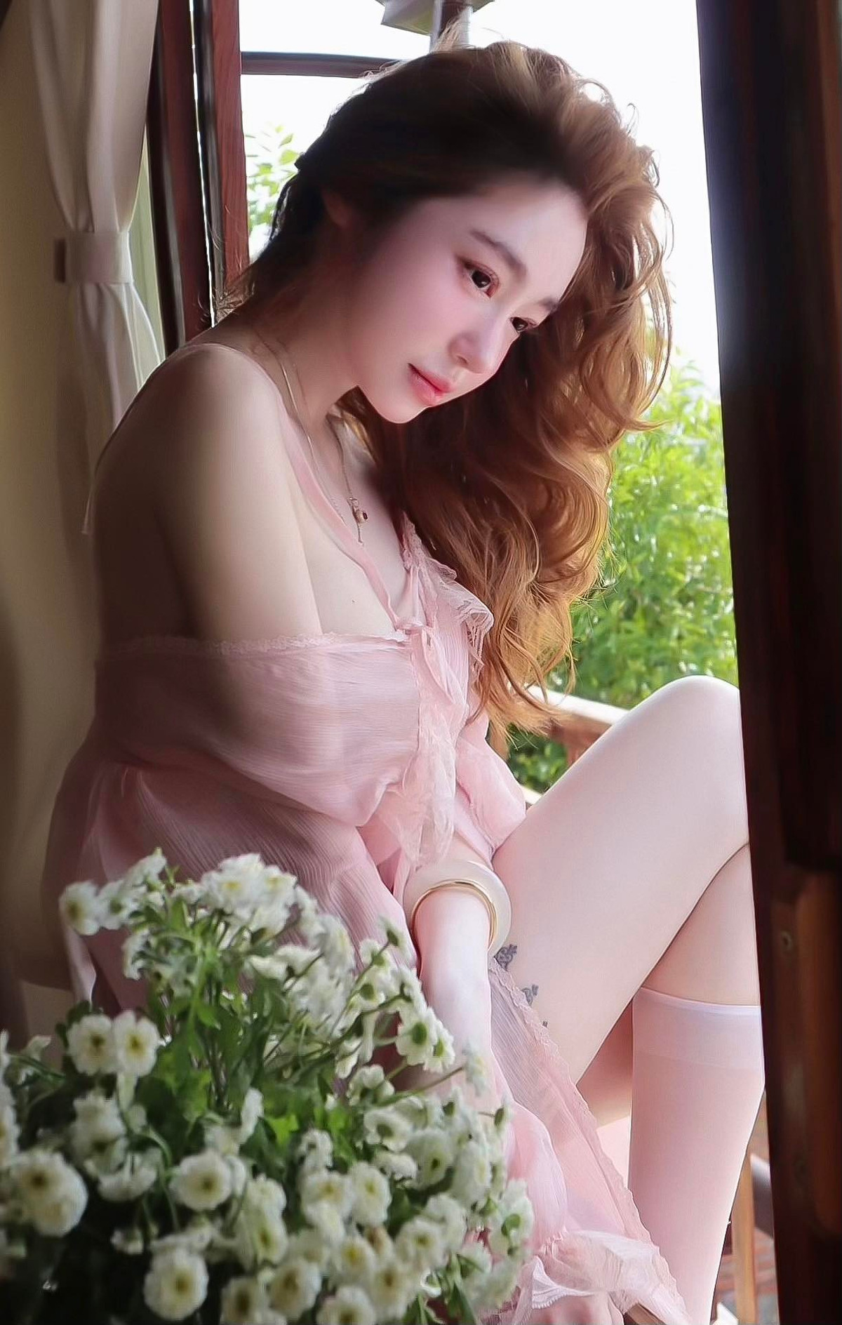 Dù từng nhiều lần thừa nhận bản thân gặp những thay đổi về ngoại hình sau sinh, Elly Trần chưa bao giờ ngần ngại khoe vóc dáng táo bạo.