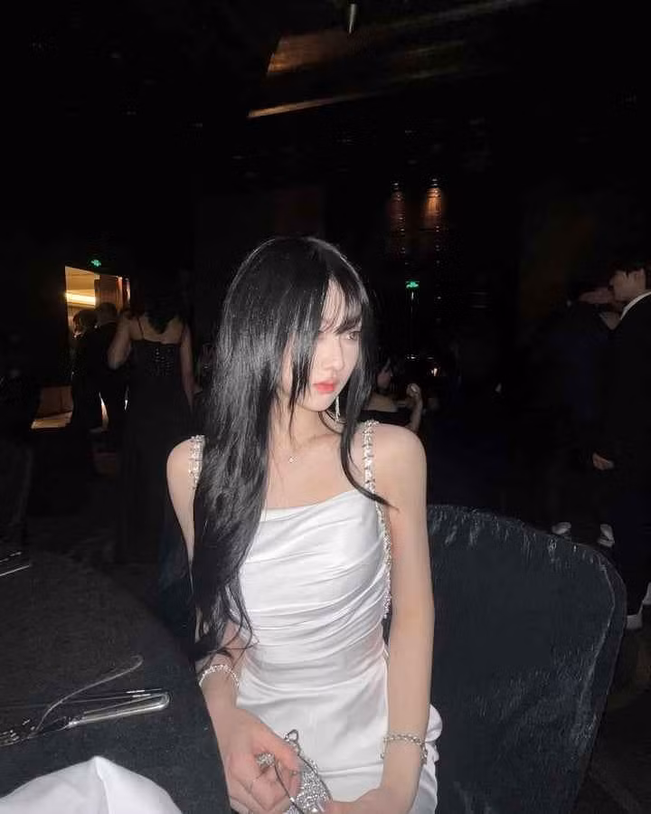 Gương mặt nhỏ nhắn, làn da trắng sứ cùng phong thái nhẹ nhàng giúp Shirley Yu được ví như "thần tiên tỷ tỷ" bước ra từ phim cổ trang.