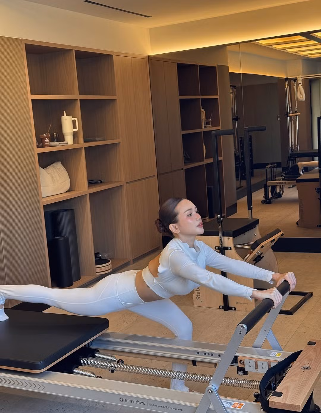 Bộ môn Pilates này không chỉ giúp đốt cháy mỡ thừa, tăng cường sự dẻo dai mà còn cải thiện tư thế, giúp cơ thể trở nên cân đối và khỏe khoắn từ bên trong. Chính vì vậy, Sĩ Thanh không chỉ đẹp mà còn toát lên sự tự tin, tràn đầy năng lượng.