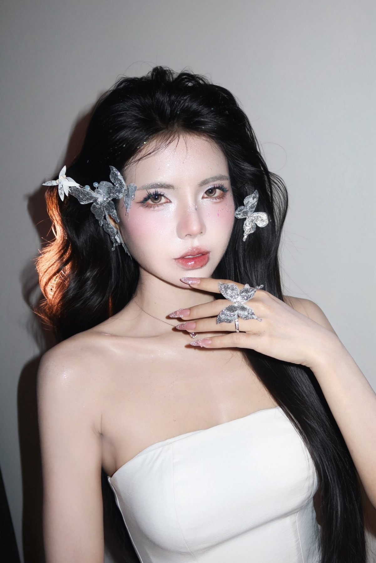 Với gương mặt xinh xắn, đôi mắt to tròn, nụ cười rạng rỡ cùng phong cách dẫn dắt tự nhiên, duyên dáng, Mai Dora nhanh chóng chiếm được cảm tình của đông đảo khán giả. Hình ảnh của cô thường gắn liền với sự trẻ trung, năng động. Ảnh sử dụng trong bài: FBNV