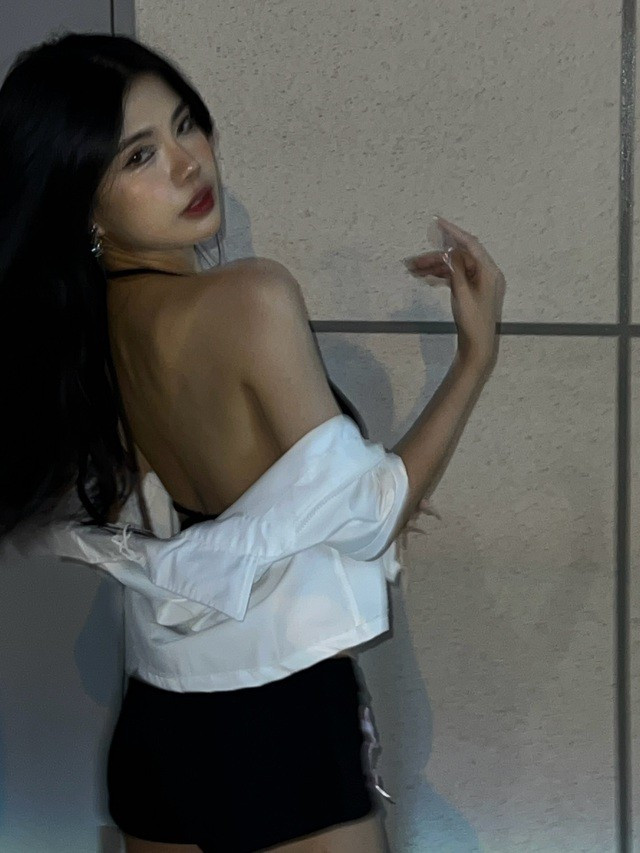 Sau những phi vụ "dỗi chồng" gần đây, Mai Dora tiếp tục "tung skin" khiến fan đứng ngồi không yên. Cụ thể, nữ MC lại lần nữa đăng tải những hình ảnh "bùng nổ", khoe vóc dáng vạn người mê, khiến không chỉ fan nam mà hội chị em nhiệt tình "xin vía".