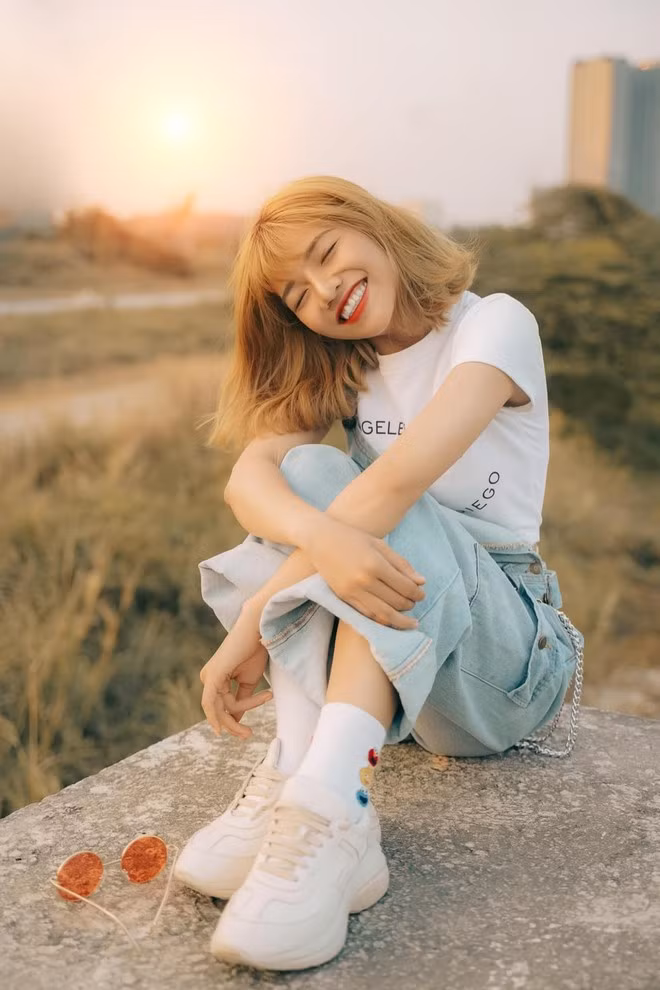 Sống mũi cao, thon, tạo cấu trúc gương mặtLàn da trắng và phong cách thời trang táo bạo, đúng chất của một TikToker nổi tiếng trong giới dancer – fashion. sắc nét.