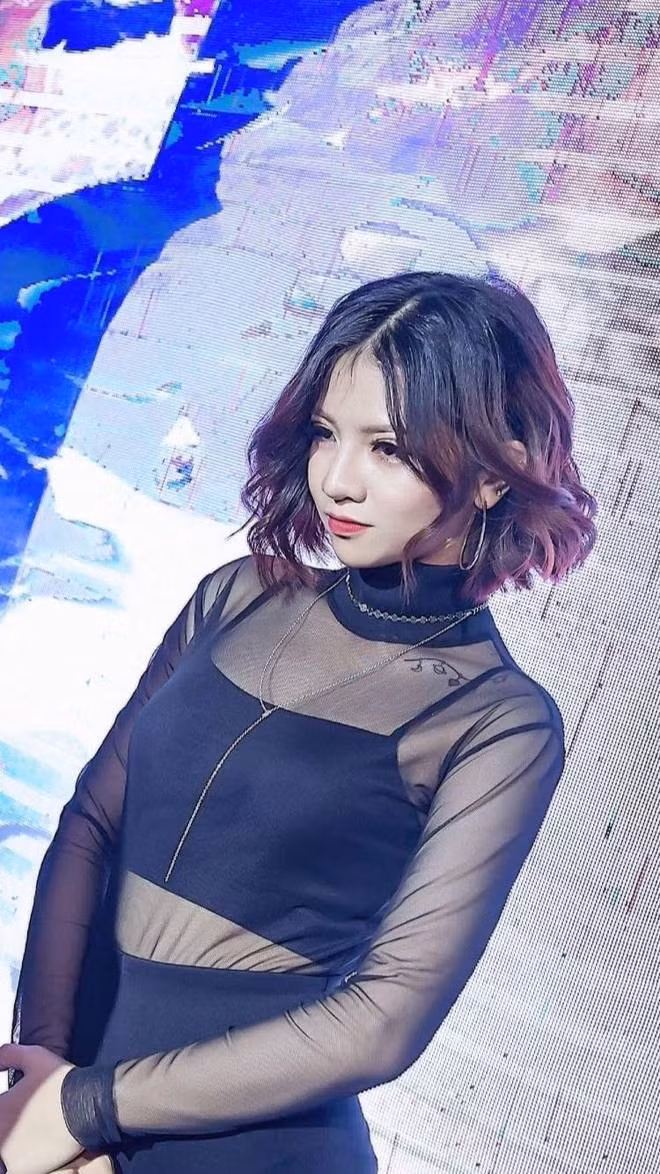 Đôi mắt to tròn, rõ mí, trang điểm đậm phong cách idol.