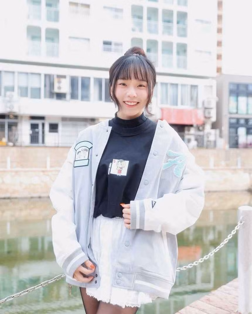 Thời trang đời thường của Liao ưu tiên sự đơn giản, dễ thương. Điều này làm nổi bật nét dịu dàng, mong manh, khác hẳn với phong thái mạnh mẽ khi vào trận.