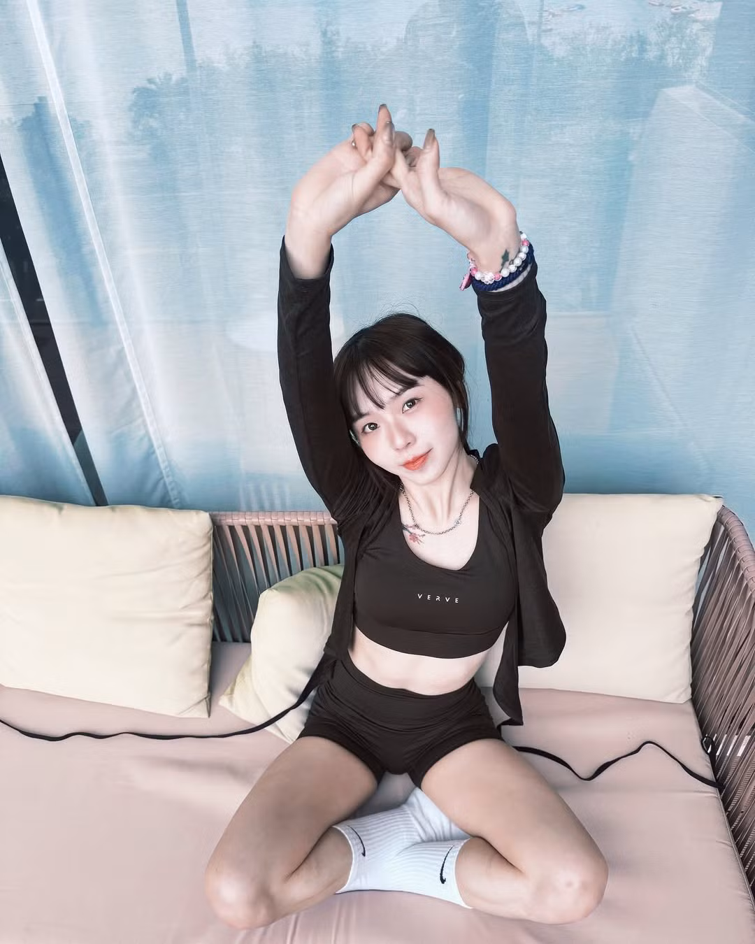 Liao có làn da trắng hồng, khuôn mặt ngây thơ, trong sáng.