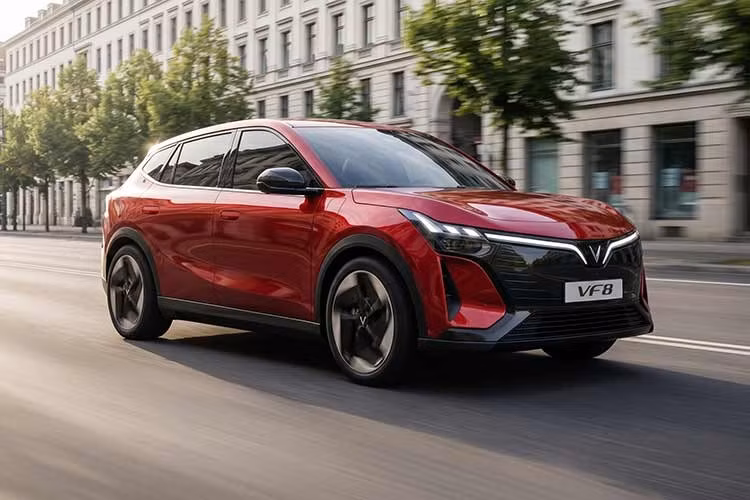 VinFast vừa chính thức giới thiệu mẫu D-SUV - VF8 thế hệ mới tại Việt Nam, với những thay đổi toàn diện về công nghệ, thiết kế và khả năng vận hành. Xe có giá niêm yết 999 triệu đồng và sẽ chính thức nhận đặt cọc kể từ ngày 27/5/2026. Xe có kích thước 4.701 x 1.872 x 1.670 mm, chiều dài cơ sở 2.840 mm cùng cấu hình 5 chỗ ngồi.