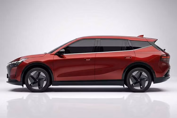 VF8 thế hệ mới được phát triển trên hệ khung gầm hoàn toàn mới, với hệ thống treo ứng dụng công nghệ giảm chấn thích ứng FSD trên cả hai trục trước và sau, có khả năng thay đổi linh hoạt độ cứng/mềm của phuộc theo tình trạng mặt đường, giúp dập tắt hiệu quả các dao động khi đi qua đường xấu và duy trì sự đầm chắc cho xe.