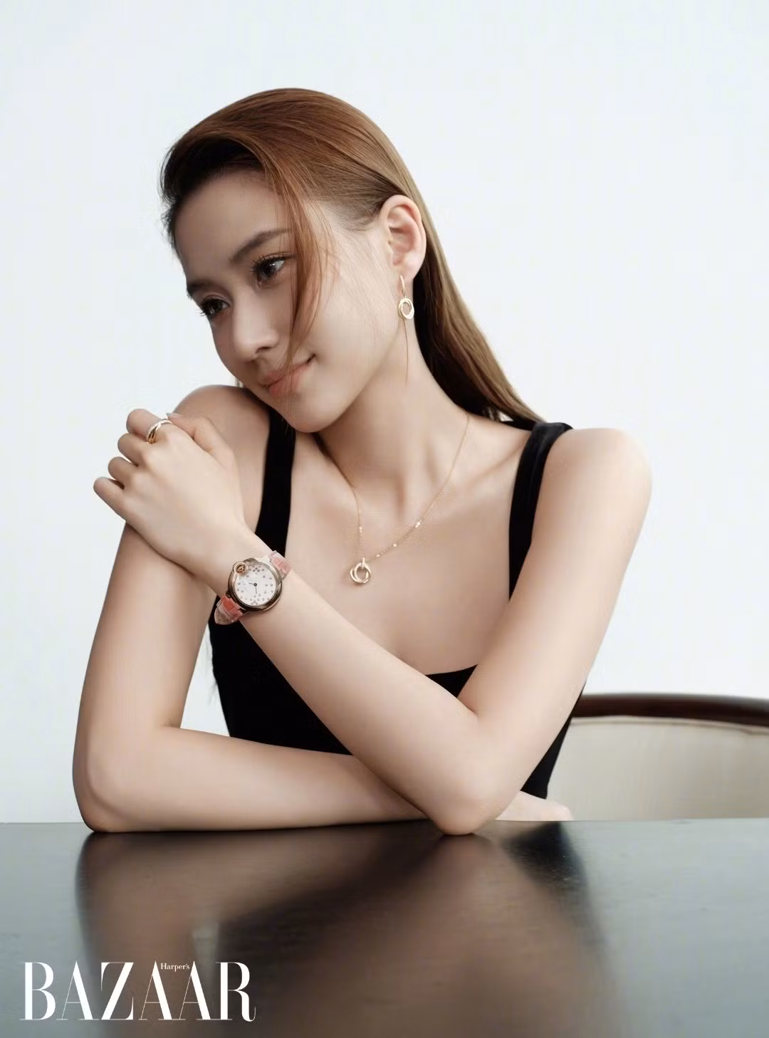 Sau khi tốt nghiệp đại học, Hà Siêu Liên tiếp tục củng cố nền tảng tri thức bằng các chứng chỉ chuyên môn, trong đó nổi bật nhất là ACCA – chứng chỉ kế toán công quốc tế danh giá, yêu cầu kiến thức sâu rộng và tính kỷ luật cao. Việc theo đuổi ACCA chứng minh sự nghiêm túc của cô với lĩnh vực kinh tế – tài chính, đồng thời thể hiện tinh thần tự học kiên trì mà không phải ai cũng có thể duy trì.