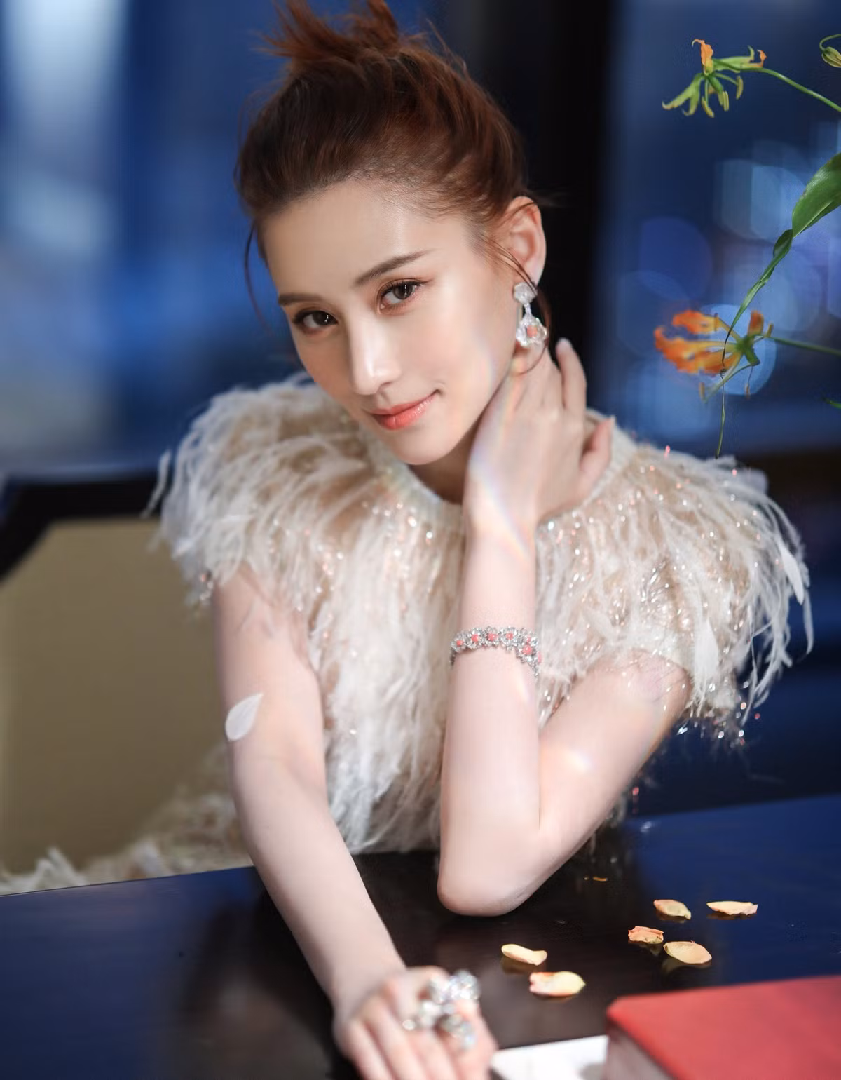 Sinh năm 1991, Hà Siêu Liên lớn lên trong môi trường được sắp đặt chỉn chu nhưng không hề nuông chiều. Truyền thông Hồng Kông cho biết cô được giáo dục theo định hướng kỷ luật, học tập nghiêm túc ngay từ nhỏ.