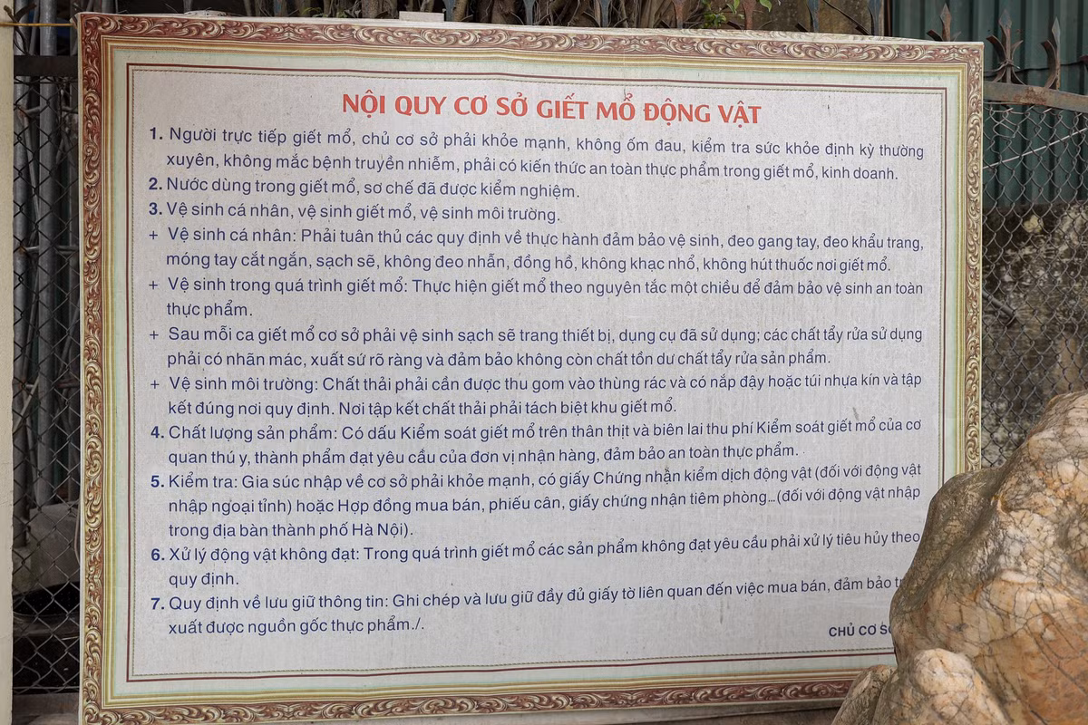 Bảng nội quy cơ sở giết mổ động vật tại cơ sở giết mổ tập trung Vạn Phúc (thôn 3, xã Nam Phù, Hà Nội).