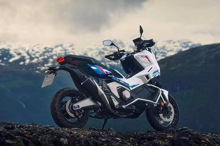 Kể từ lần đầu tiên ra mắt vào năm 2017, Honda X-ADV không đơn thuần chỉ là một chiếc tay ga hai bánh đơn thuần, mà là mẫu xe đã tái định nghĩa lại ngành công nghiệp xe máy nhờ khái niệm "SUV hai bánh" - kết hợp độc đáo giữa khả năng vận hành của một chiếc adventure và sự tiện lợi, thực dụng của một chiếc maxi-scooter.