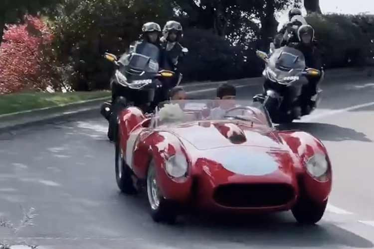 Tuy nhiên, thứ thu hút sự chú ý của chúng tôi không phải là chiếc nhẫn kim cương. Cũng không phải là sự xa hoa và số tiền chi cho buổi lễ. Lần này, chính chiếc xe cưới mới là tâm điểm chú ý. Đó là một chiếc xe đua Ferrari 250 Testa Rossa năm 1957, được trang bị động cơ V12 Tipo 128 Colombo 3.0 lít.