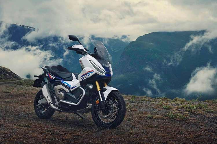 Mới đây, Boon Siew Honda đã chính thức giới thiệu phiên bản 2026 của mẫu xe tay ga địa hình nổi tiếng Honda X-ADV tại thị trường Malaysia. Là một chiếc xe tay ga phân khối lớn mang phong cách phiêu lưu (Adventure Scooter) với thiết kế và định hướng hoàn toàn khác biệt.