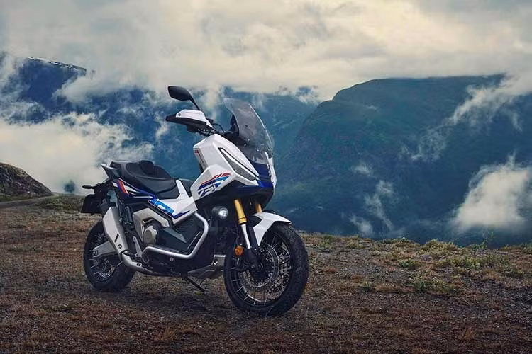 Mới đây, Boon Siew Honda đã chính thức giới thiệu phiên bản 2026 của mẫu xe tay ga địa hình nổi tiếng Honda X-ADV tại thị trường Malaysia. Là một chiếc xe tay ga phân khối lớn mang phong cách phiêu lưu (Adventure Scooter) với thiết kế và định hướng hoàn toàn khác biệt.