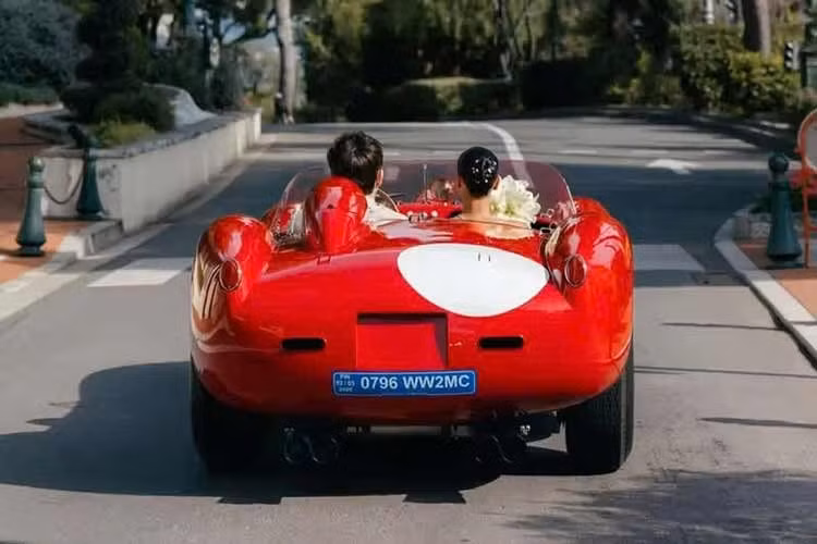 Charles Leclerc kết thúc mùa giải trước ở vị trí thứ ba, sau đương kim vô địch Lando Norris của McLaren và Max Verstappen của Red Bull Racing. Đồng đội của anh, Lewis Hamilton, người gia nhập Ferrari với đầy đủ danh tiếng của một nhà vô địch thế giới bảy lần, nhưng chỉ về đích ở vị trí thứ sáu. Cả hai đều hy vọng có thể đạt được kết quả tốt hơn trong năm nay.