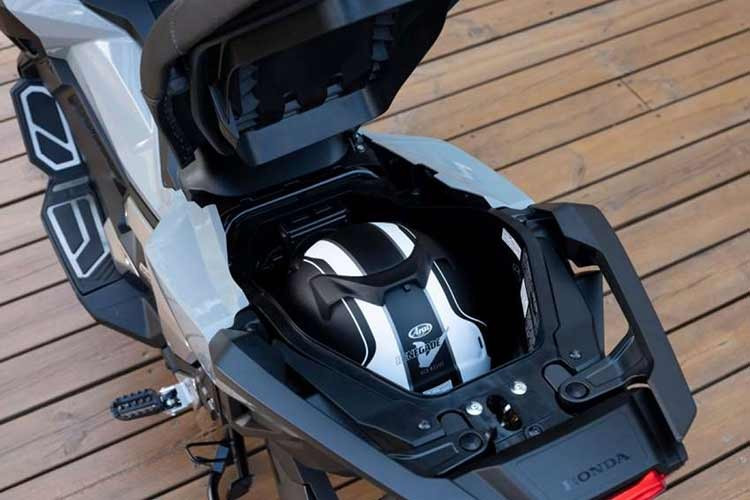 Về mặt công thái học, yên cao 820 mm (được nắn lại để dễ chống chân hơn) kết hợp với ghi đông rộng 940 mm giúp người lái có tầm quan sát cao và rõ ràng. Phần đế yên nay được tăng thêm 10% lượng mút urethane, mang lại cảm giác ngồi êm ái hơn. Bên cạnh đó, việc thay đổi bố trí giảm chấn của yên cũng giúp thao tác mở và đóng yên mượt mà hơn. Ngăn chứa dưới yên dung tích 22L tích hợp cổng sạc USB-C, cùng với hộc chứa đồ phía trước giúp tăng sự tiện lợi.