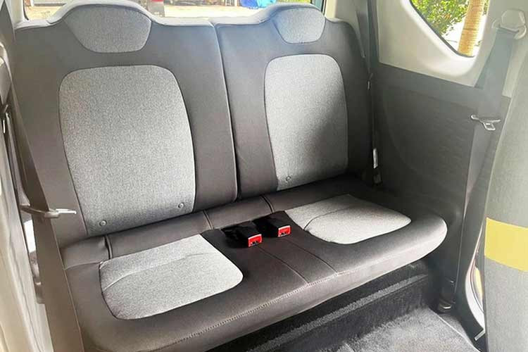 Điều thú vị là mẫu ôtô điện mini Trung Quốc này được trang bị cổng sạc CCS2 tương tự VinFast VF e34 nhưng lại chỉ cần sử dụng dòng điện gia dụng 220 - 250V để sạc. Đi kèm với xe cũng là một bộ sạc di động khá nhỏ gọn, thuận tiện cho việc sạc ở bất kỳ đâu. Tuy nhiên, tốc độ sạc của xe lại rất chậm.