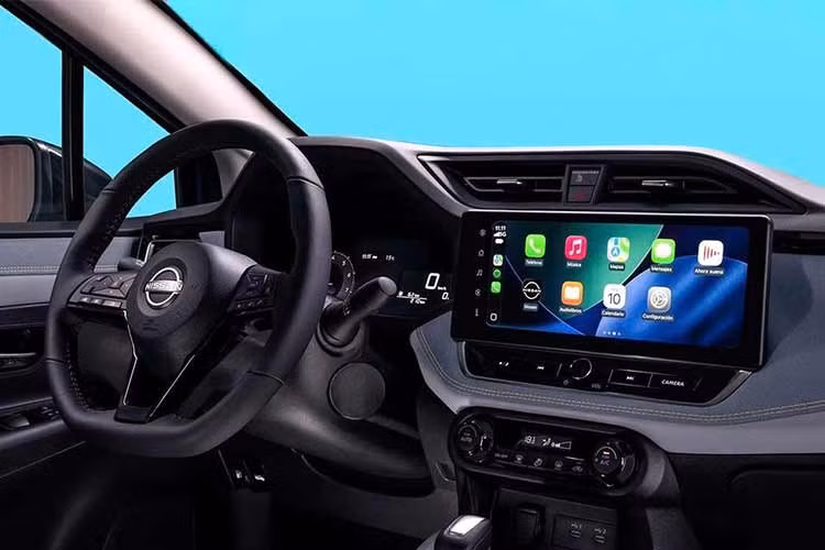 Tại thị trường Mỹ Latinh và Mexico, Versa 2026 sử dụng động cơ xăng 1.6L hút khí tự nhiên, cho công suất tối đa 118 mã lực và dẫn động cầu trước. Trong khi đó, Nissan Almera tại Thái Lan hiện được trang bị động cơ 1.0L IG-Turbo ba xi-lanh dung tích 999 cc, cho công suất 100 mã lực và mô-men xoắn 152 Nm.