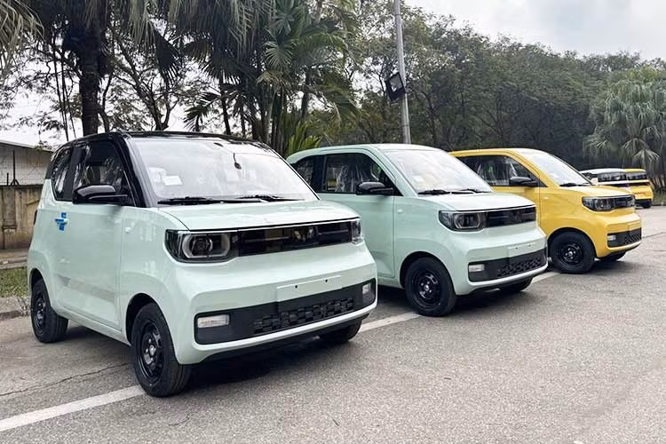 Theo một số tư vấn bán hàng tại đại lý, mẫu xe mini điện Wuling Mini EV đã ngừng phân phối từ trước đó khá lâu. Hiện nguồn cung xe mới gần như không còn, trong khi trên thị trường chủ yếu xuất hiện các xe đã qua sử dụng được rao bán lại.
