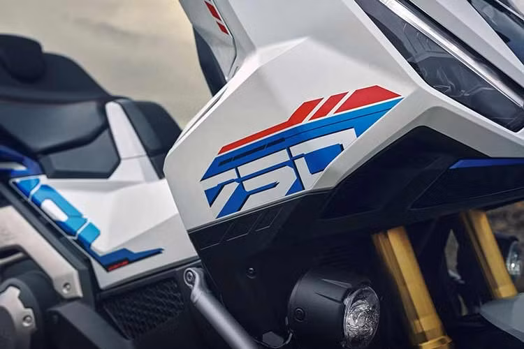 Động cơ xy-lanh đôi song song mang lại sức mạnh dồi dào ở dải tua thấp và trung bình, đồng thời vận hành êm ái và tiết kiệm nhiên liệu. Công suất cực đại 57 mã lực cùng mô-men xoắn 69 Nm. Hệ thống bướm ga điện tử (TBW) với 4 chế độ lái mặc định (Standard, Sport, Rain, Gravel) với các cài đặt sẵn cho Công suất, Phanh động cơ và Hệ thống kiểm soát lực kéo Honda (HSTC), cùng một chế độ USER tùy chỉnh.