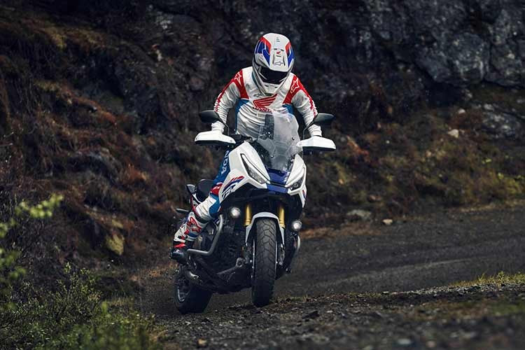 Hệ thống HSTC 3 cấp độ được tinh chỉnh lại, đặc biệt ở chế độ Gravel và Rain. Hộp số ly hợp kép (DCT) có trình tự sang số tự động đồng bộ với các chế độ lái, đồng thời cho phép người dùng chọn kiểu sang số ưa thích ở chế độ USER. DCT cũng đã được nâng cấp để mang lại phản hồi mượt mà hơn ở tốc độ thấp.