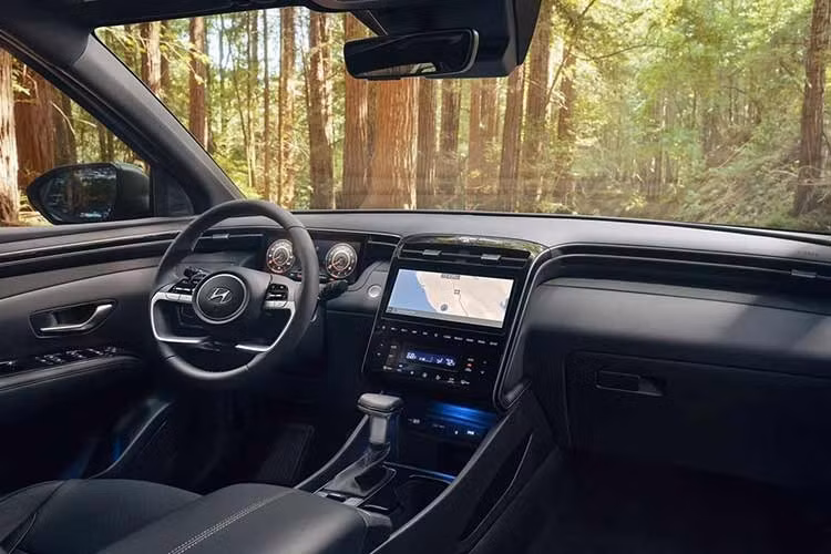 Tuy nhiên, Hyundai Santa Cruz vẫn có khả năng kéo tải nhiều hơn 450 kg so với Ford Maverick, đồng thời cung cấp tùy chọn động cơ tăng áp cho công suất mạnh mẽ hơn. Bên cạnh đó, Santa Cruz còn hứa hẹn mang lại sự thoải mái đáng kể khi sử dụng như một chiếc xe đi lại hằng ngày.