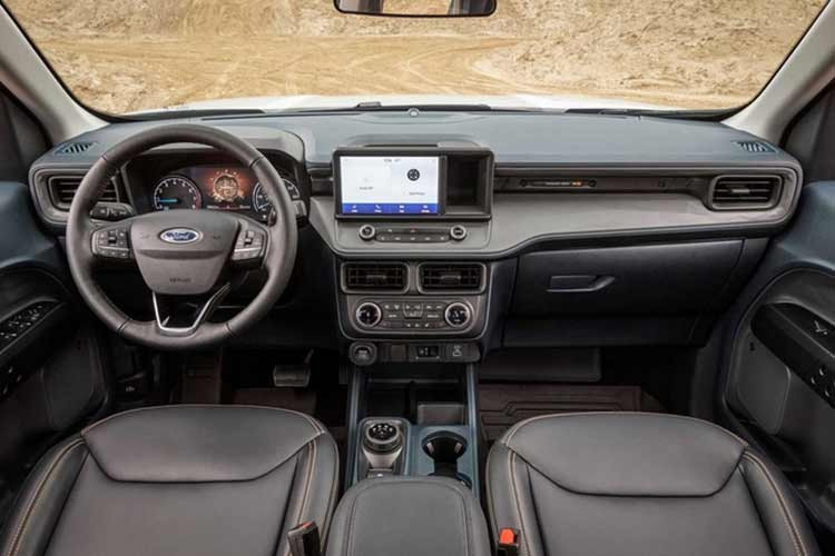 Ford Maverick có thể được trang bị hệ dẫn động bốn bánh toàn thời gian (AWD) tùy chọn theo phiên bản. Ngoài phiên bản thuần xăng có giá mềm hơn đôi chút, người dùng còn có thể lựa chọn Maverick Hybrid với mức tiêu thụ nhiên liệu kết hợp đạt 6,35 lít/100 km. Về độ tin cậy, Consumer Reports đã ghi nhận một số phản ánh liên quan đến lỗi nhỏ ở hộp số, nhưng vấn đề được báo cáo nhiều nhất dường như thuộc về hệ thống phanh.