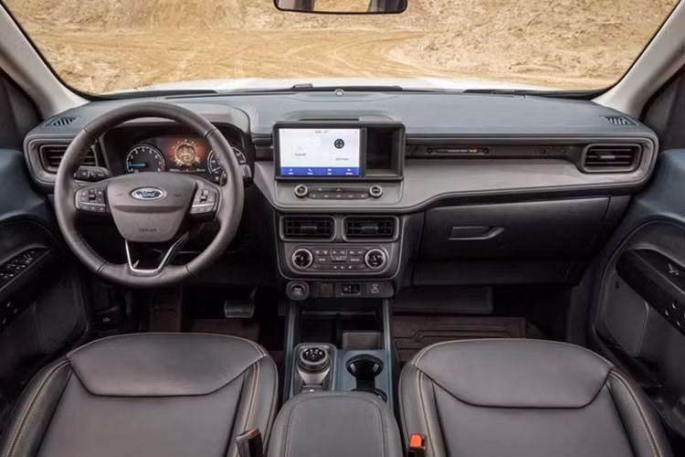 Ford Maverick có thể được trang bị hệ dẫn động bốn bánh toàn thời gian (AWD) tùy chọn theo phiên bản. Ngoài phiên bản thuần xăng có giá mềm hơn đôi chút, người dùng còn có thể lựa chọn Maverick Hybrid với mức tiêu thụ nhiên liệu kết hợp đạt 6,35 lít/100 km. Về độ tin cậy, Consumer Reports đã ghi nhận một số phản ánh liên quan đến lỗi nhỏ ở hộp số, nhưng vấn đề được báo cáo nhiều nhất dường như thuộc về hệ thống phanh.