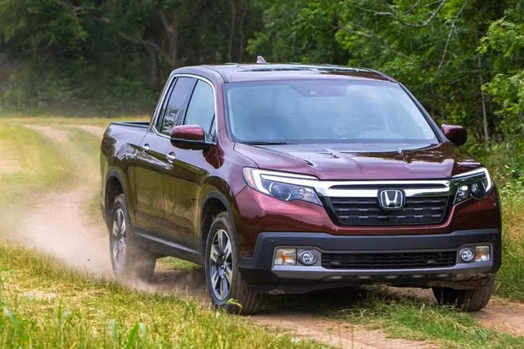Honda Ridgeline (2009, 2013, 2020-2021, 2023) ﻿ Nếu một mẫu xe bán tải dùng khung gầm xe con như Ford Maverick có thể góp mặt trong danh sách này thì sự xuất hiện của Honda Ridgeline cũng không phải điều bất ngờ. Miễn là bạn không có nhu cầu kéo tải nặng hay off-road chuyên sâu thì Ridgeline là một lựa chọn sáng giá. Bù lại, mẫu xe bán tải nhà Honda chưa từng bị chê trách về thiết kế thiếu tính toán hay mức độ hữu dụng khi phục vụ vai trò xe sử dụng hằng ngày.