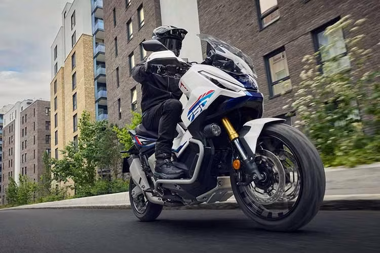 Tại thị trường Malaysia, mức giá khởi điểm của Honda X-ADV 2026 là từ 70.999 RM (tương đương khoảng 413 triệu đồng), Mẫu xe này được kỳ vọng sẽ tiếp tục khẳng định vị thế "ông vua" trong phân khúc xe tay ga phân khối lớn. Tại Việt Nam, giá xe Honda X-ADV bản cũ dao động từ 450-500 triệu đồng và dự đoán phiên bản mới này cũng sẽ sớm được ra mắt trong năm nay.