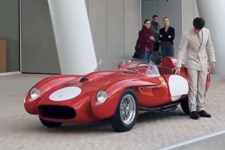 Charles Leclerc đã kết hôn với người bạn gái lâu năm, Alexandra Saint Mleux. Tay đua Công thức 1 và siêu mẫu đã có chiếc xe cưới hoàn hảo một chiếc Ferrari 250 Testa Rossa đời 1957, đây là một chiếc xe cổ hàng hiếm có với mức giá ước tính khoảng 12 triệu USD (khoảng hơn 311 tỷ đồng).