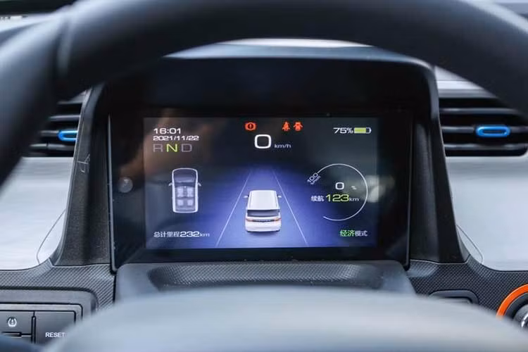 Khoang nội thất của chiếc xe cũng đơn giản với chỉ duy nhất một màn hình LCD sau vô lăng, đài FM, chỉnh điều hòa và hệ thống âm thanh đều bằng nút bấm vật lý. Ghế ngồi cho cảm giác thoáng, dù bề rộng khá hẹp, 2 người ngồi phía trước rất gần nhau. Hệ thống điều hòa vận hành ổn định.