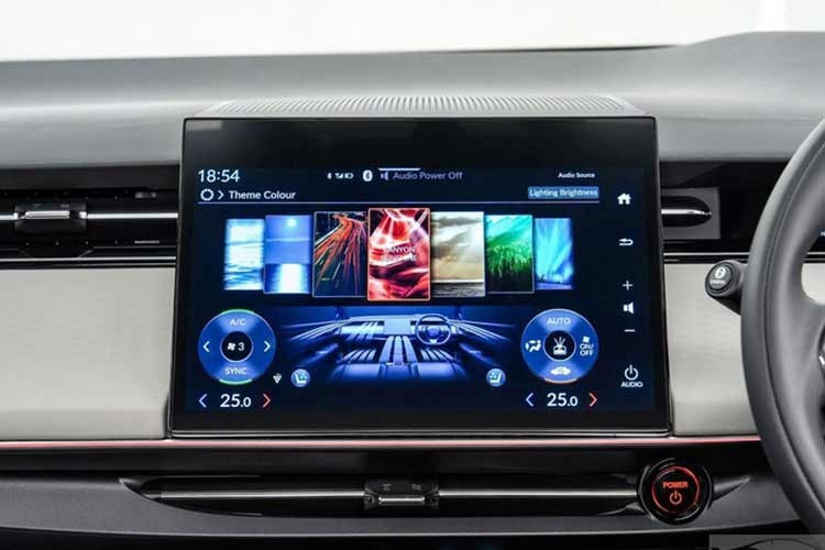 Về giải trí, mẫu SUV điện này sở hữu màn hình đồng hồ kỹ thuật số 9,4 inch, màn hình hiển thị kính lái HUD 11,5 inch cùng màn hình giải trí trung tâm 12,8 inch hỗ trợ Apple CarPlay và Android Auto không dây. Hệ thống âm thanh BOSE 12 loa, sạc điện thoại không dây và kết nối Honda CONNECT cũng được trang bị.