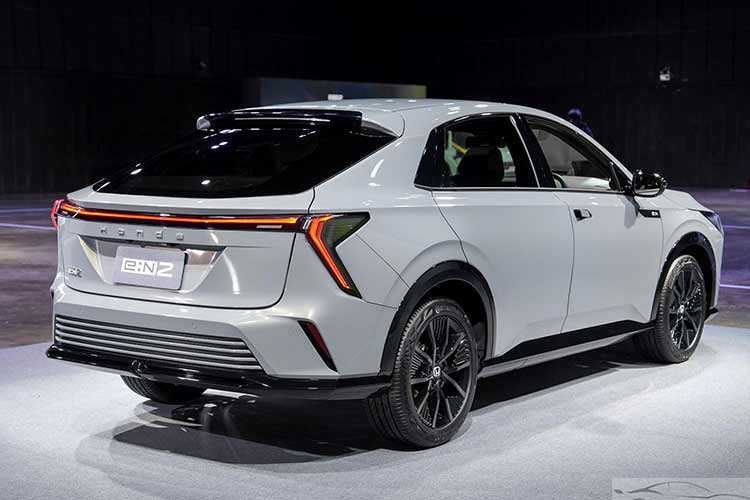 Honda e:N2 sở hữu kích thước tổng thể dài 4.788 mm, rộng 1.838 mm, cao 1.570 mm và chiều dài cơ sở 2.733 mm, lớn hơn đáng kể so với mẫu e:N1. Kích thước này đưa e:N2 tiệm cận nhóm SUV cỡ C, tương đương các mẫu xe như Toyota bZ4X hay Honda CR-V.