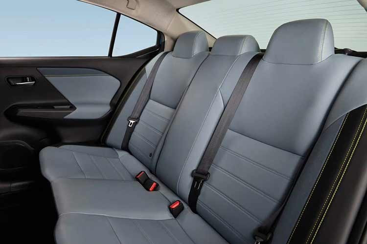 Khối động cơ 1.6L trên Versa 2026 kết hợp hộp số tự động XTronic CVT với công nghệ D-Step Logic, sử dụng nhiên liệu E20 và bình xăng dung tích 35 lít. Ngoài ra, một khả năng khác đang được nhắc đến là việc Almera trong tương lai có thể được trang bị hệ truyền động e-POWER của Nissan.