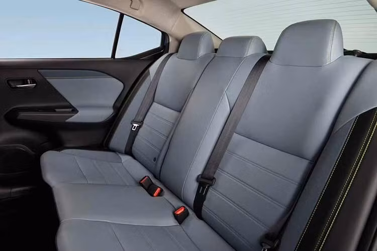 Khối động cơ 1.6L trên Versa 2026 kết hợp hộp số tự động XTronic CVT với công nghệ D-Step Logic, sử dụng nhiên liệu E20 và bình xăng dung tích 35 lít. Ngoài ra, một khả năng khác đang được nhắc đến là việc Almera trong tương lai có thể được trang bị hệ truyền động e-POWER của Nissan.