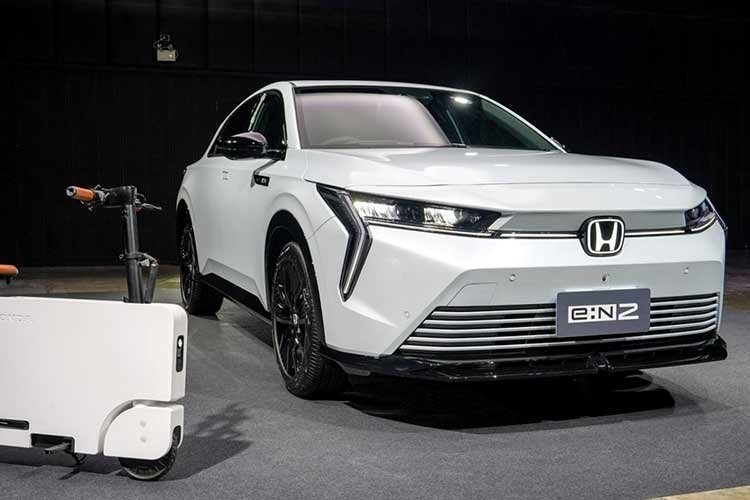Honda dự kiến bắt đầu nhận đăng ký quyền mua Honda e:N2 2026 từ 5–22/3/2026, mở đặt cọc chính thức từ 23/3 đến 6/4/2026 và giao xe cho khách hàng trước 30/4/2026. Hiện chưa có thông tin mẫu xe này được bán tại Việt Nam.