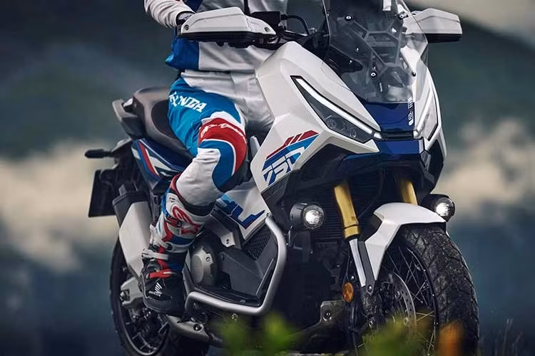 Trên phiên bản mới cho mùa 2026, Honda đã làm mới thiết kế của X-ADV với cụm đèn pha LED đôi tích hợp đèn chiếu sáng ban ngày (DRL) và đèn xi-nhan được tích hợp ngay trong DRL (lần đầu tiên trên thế giới với xe môtô). Xe cũng có cruise control là trang bị tiêu chuẩn và hộp số ly hợp kép (DCT) được nâng cấp, giúp phản hồi mượt mà hơn ở tốc độ thấp.