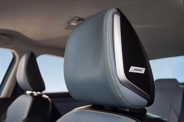 Điểm nhấn của khoang cabin là màn hình cảm ứng trung tâm kích thước 12,3 inch, lớn hơn đáng kể so với trước. Xe còn được trang bị hệ thống âm thanh BOSE Surround Sound, cùng các loa tích hợp ngay trên tựa đầu ghế trước nhằm tăng trải nghiệm âm thanh cho người ngồi.