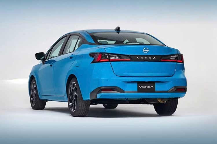 Ở lần nâng cấp này, mẫu xe sedan cỡ B Nissan Versa/Almera 2026 bản nâng cấp được tinh chỉnh toàn diện về thiết kế. Phần đầu xe nổi bật với cụm đèn pha LED thiết kế mới đi cùng cản trước và nắp ca-pô được làm lại.