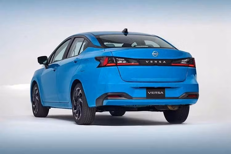 Ở lần nâng cấp này, mẫu xe sedan cỡ B Nissan Versa/Almera 2026 bản nâng cấp được tinh chỉnh toàn diện về thiết kế. Phần đầu xe nổi bật với cụm đèn pha LED thiết kế mới đi cùng cản trước và nắp ca-pô được làm lại.