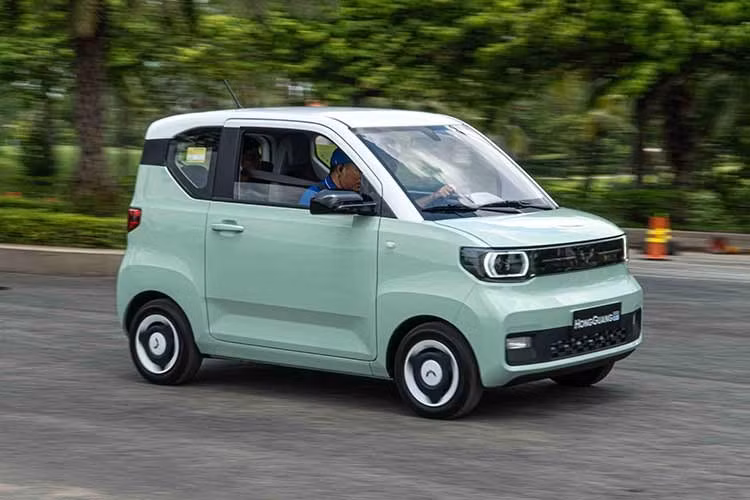 Là dòng xe điện giá rẻ, Wuling Mini EV chỉ sở hữu các trang bị rất cơ bản như: đèn chiếu sáng halogen, vành 12 inch, gương chiếu hậu chỉnh tay, phanh đĩa bánh trước, phanh tang trống bánh sau,... Thậm chí phần thân vỏ của Hongguang Mini EV còn khá mỏng và tạo cảm giác không chắc chắn khi đóng mở cửa xe.