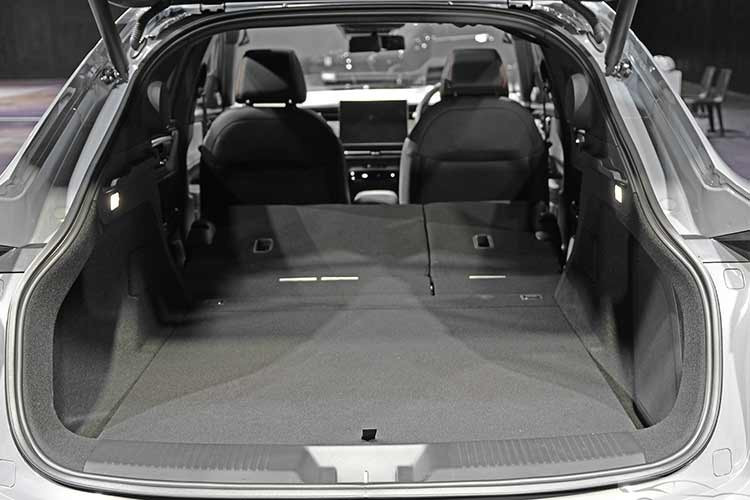 Mẫu SUV điện này đi kèm bảo hành xe 3 năm hoặc 100.000 km, kèm gói Ultimate Care thêm 2 năm, nâng tổng thời gian bảo hành lên 5 năm hoặc 140.000 km. Mô-tơ và hệ thống truyền động được bảo hành 5 năm không giới hạn quãng đường, trong khi bộ pin được bảo hành 8 năm hoặc 160.000 km.